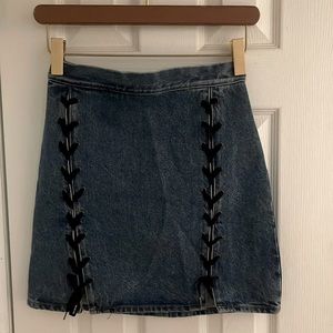 HM DENIM ( TREND) SKIRT. SIZE 6
